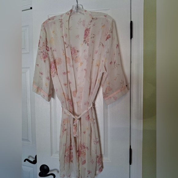 Beautiful Floral Sheer Robe - Picture 1 of 10